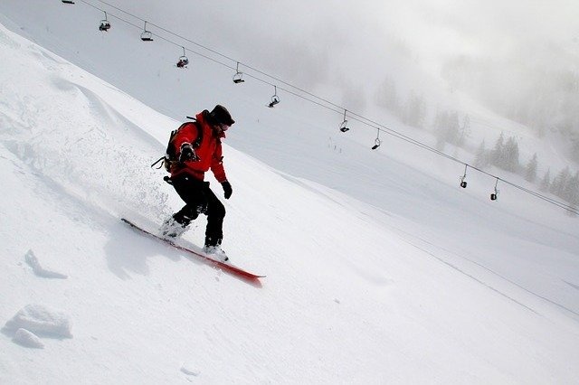 snowboarding-554048_640