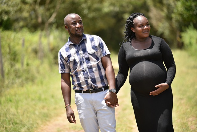 PREGNANT couple-6089359_640